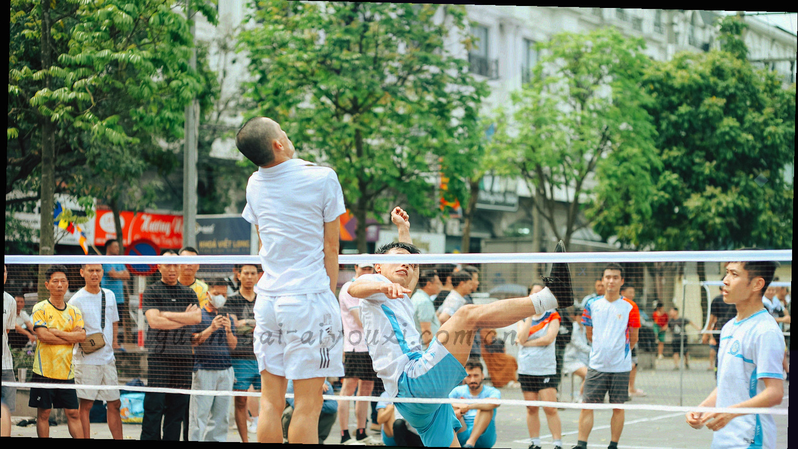 球场大屏幕亮着抽象数据图形，观众席为暗色剪影